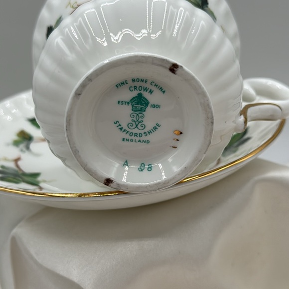 VINTAGE Crown Staffordshire Tea Cup & Saucer A808 Pattern Green Vines England - Picture 3 of 5